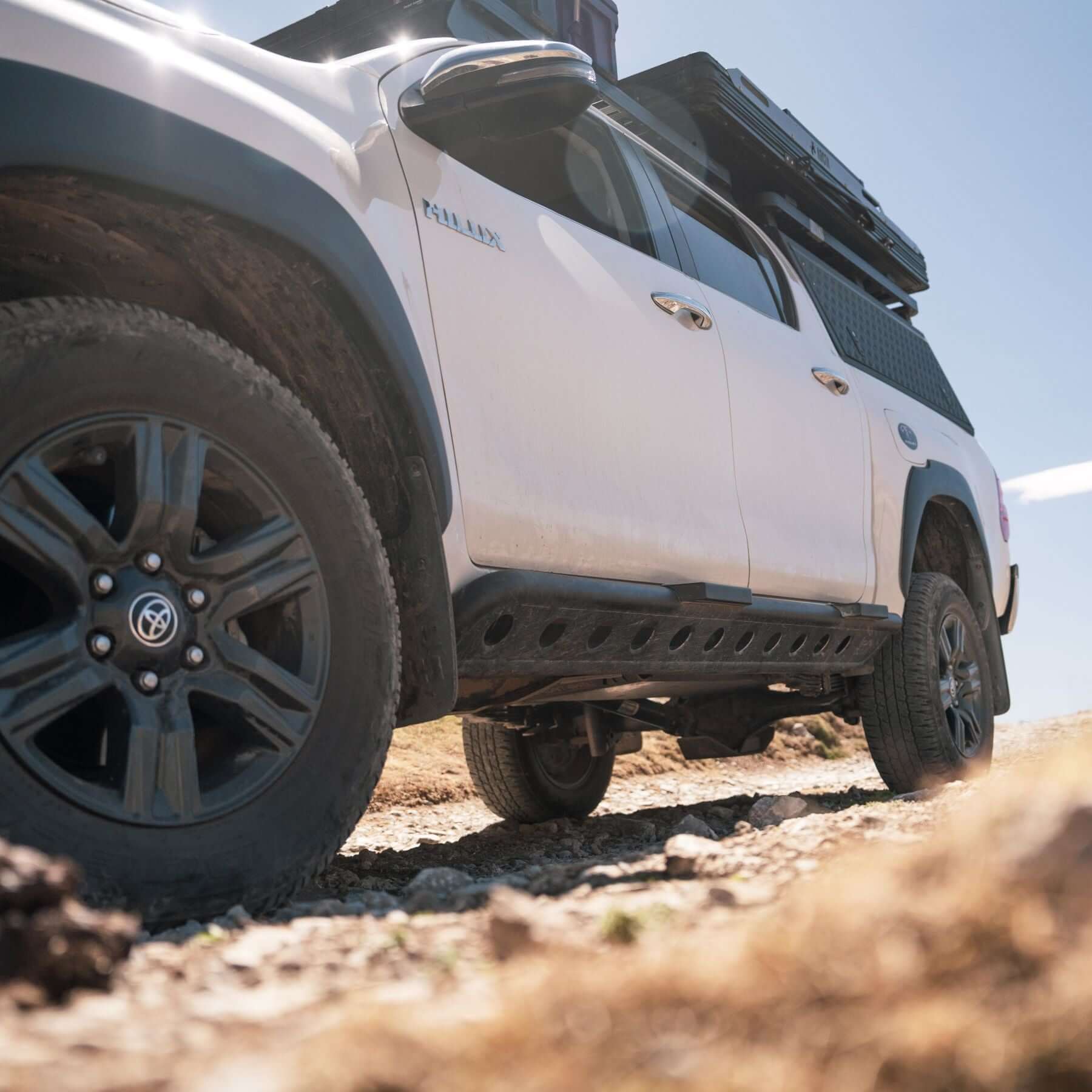 Toyota Hilux Trittbretter Rockslider Lapis