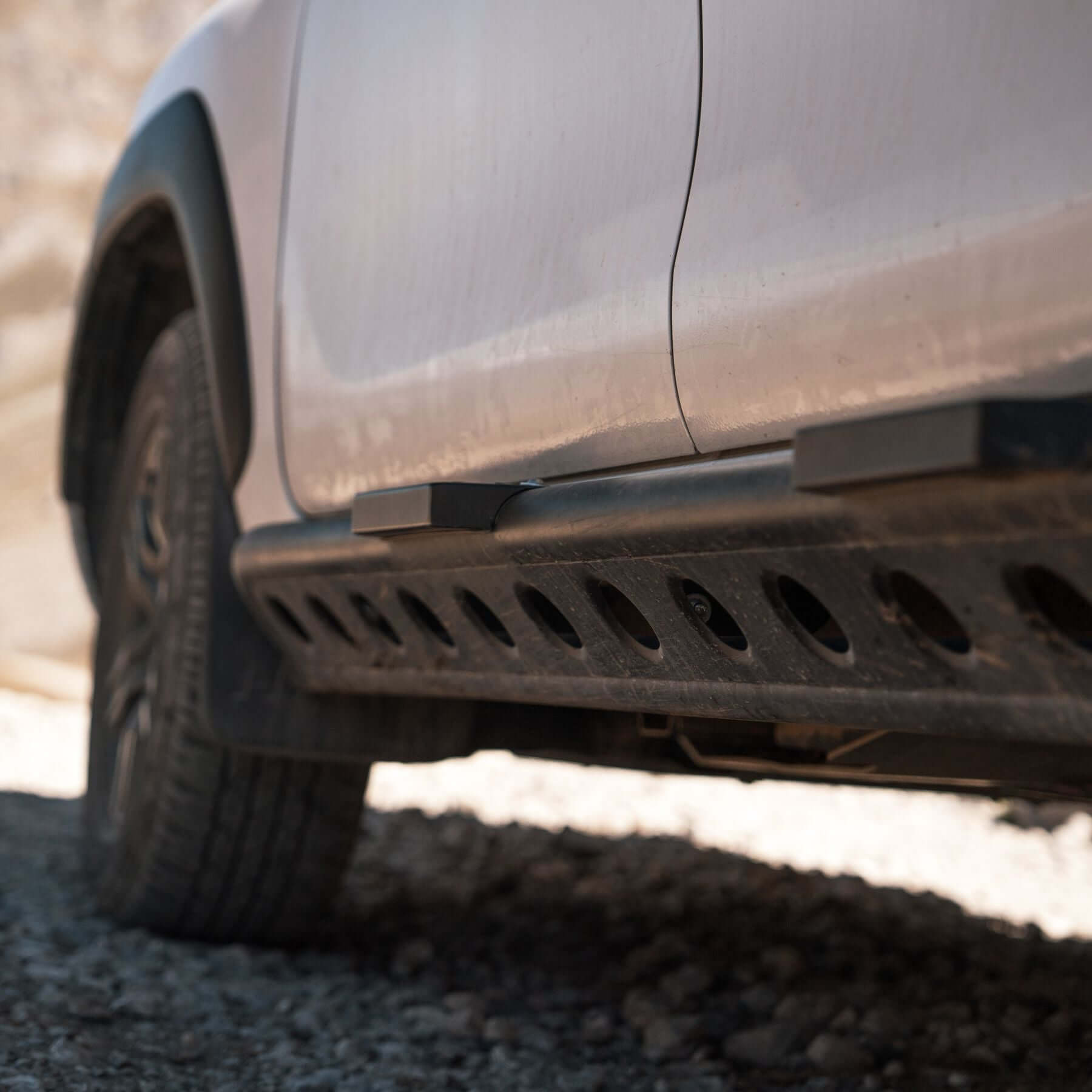 Toyota Hilux Trittbretter Rockslider Lapis