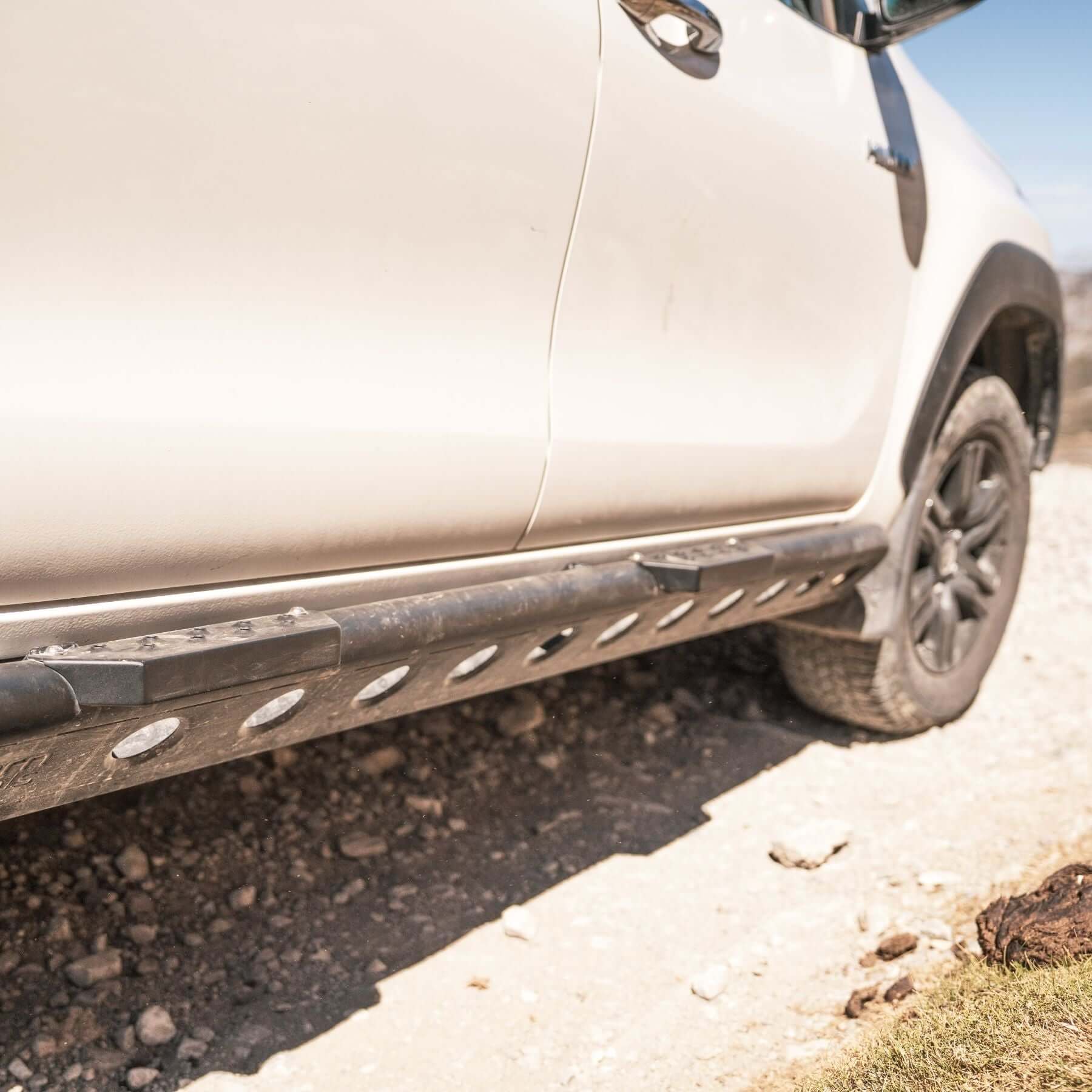 Toyota Hilux Trittbretter Rockslider Lapis